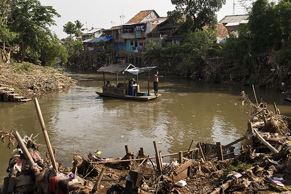 At various points along the Ciliwung, getek (rope-hauled punts) ferry the locals back and forth across the river. Elsewhere, ropes over the river also allow the multi-purpose long bamboo rafts to ferry people across ciliwung12.jpg