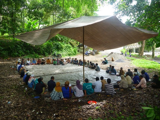 Forest farmers holding a meeting in Sesaot / Jodie Goodman Struggling for control