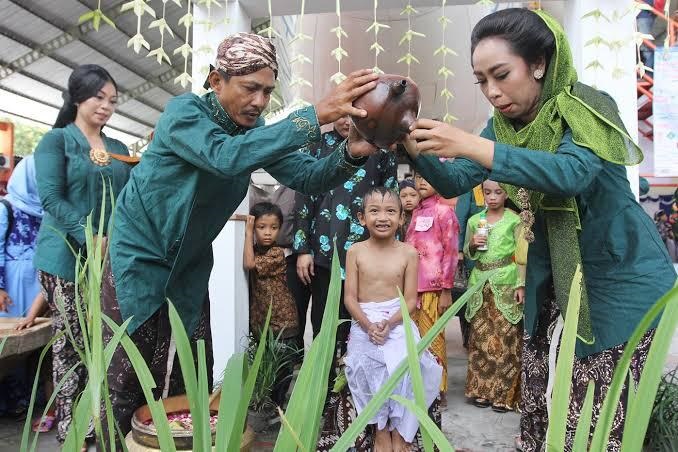 A circumcision ceremony in the greater Yogyakarta area / Patrick Vanhoebrouk