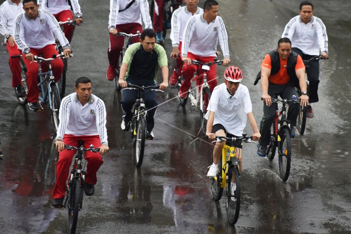 President Joko Widodo (second from right) cycles around Bundaran HI on car free day in Jakarta, Sunday (1/2). ANTARA FOTO/M Agung Rajasa/pd/15.